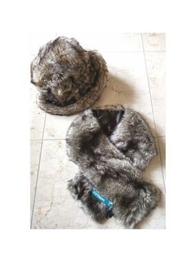 Nwt Faux fur hat and collar scarf set brown